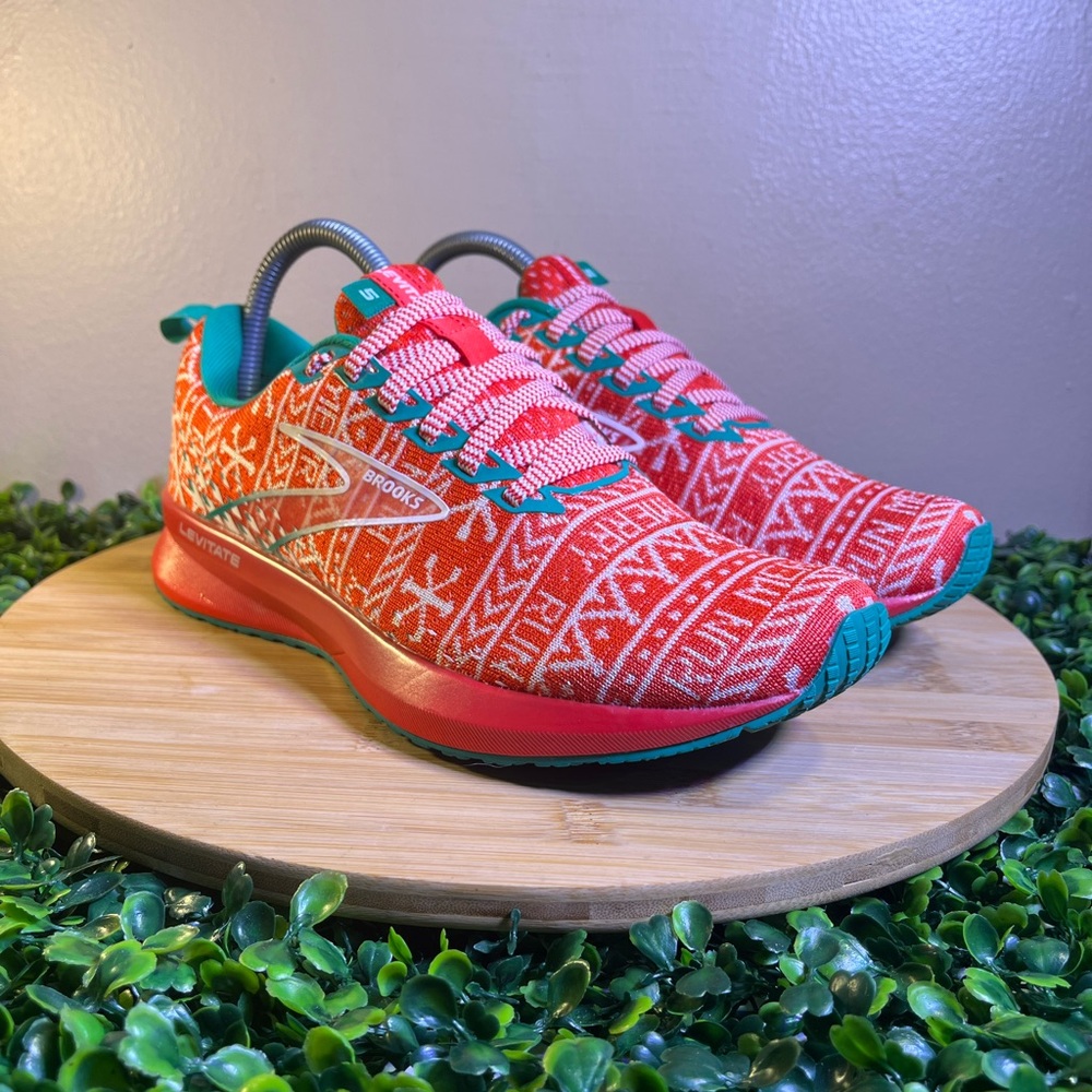 🔥 BROOKS LEVITATE 5 RED UGLY CHRISTMAS SWEATER SHOES WOMENS SIZE 8 1203571B634